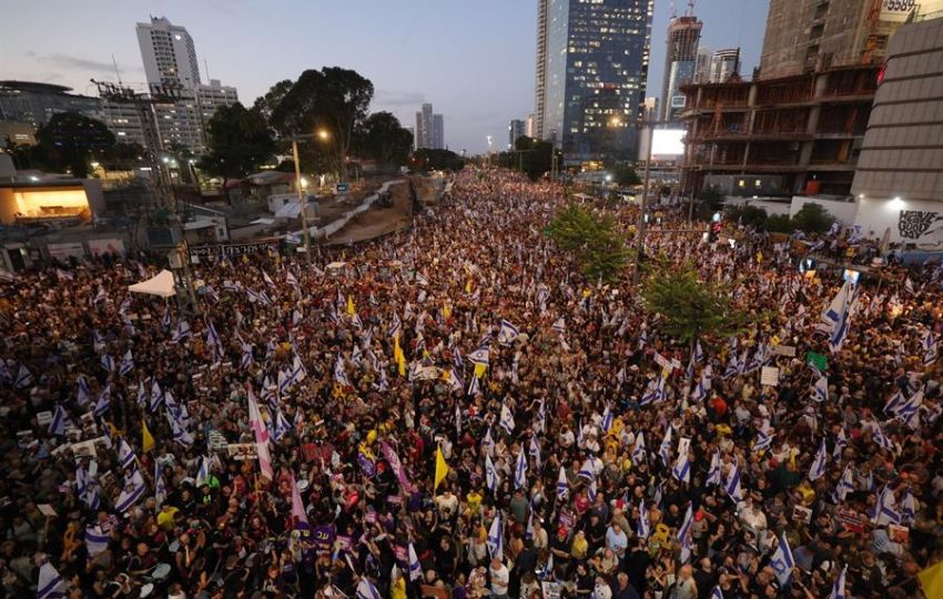 Miles de manifestantes que apoyan a las familias de los rehenes israelíes retenidos por Hamás en Gaza participan en una manifestación. Foto: EFE