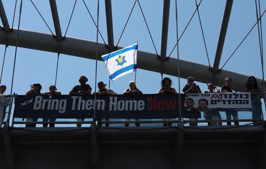 Manifestantes en apoyo a las familias de los rehenes israelíes retenidos por Hamás en Gaza. Foto: EFE