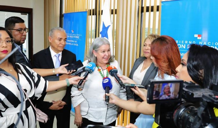 Beatriz Carles, ministra del Mides, junto al viceministro, Ricardo Landero, y la directora de inclusión y desarrollo social, Magalis Araúz. Cortesía