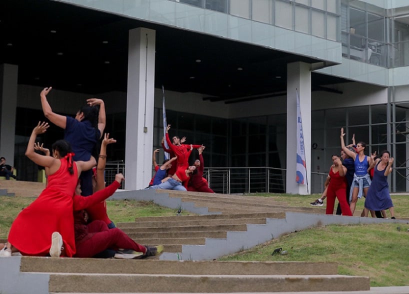 El espectáculo de danza contemporánea, incluyó la participación de niños, jóvenes y adultos. Foto: Cortesía/Mides