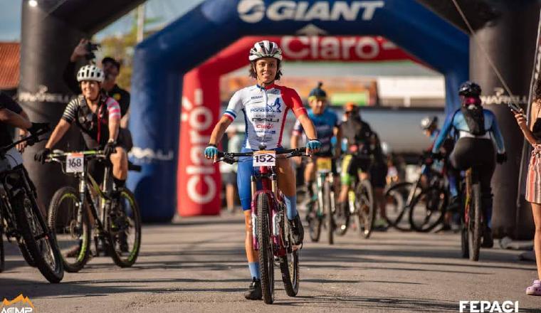 Vaneska Domínguez, en una carrera de ciclismo con el equipo panameño. Foto: Fepaci