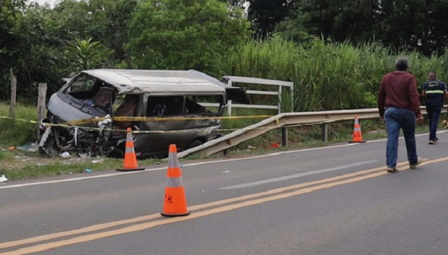  El conductor de un transporte de Los Pozos que se dirigía hacia Chitré, perdió el control entrando en fase de vuelco. Foto: Thays Domínguez