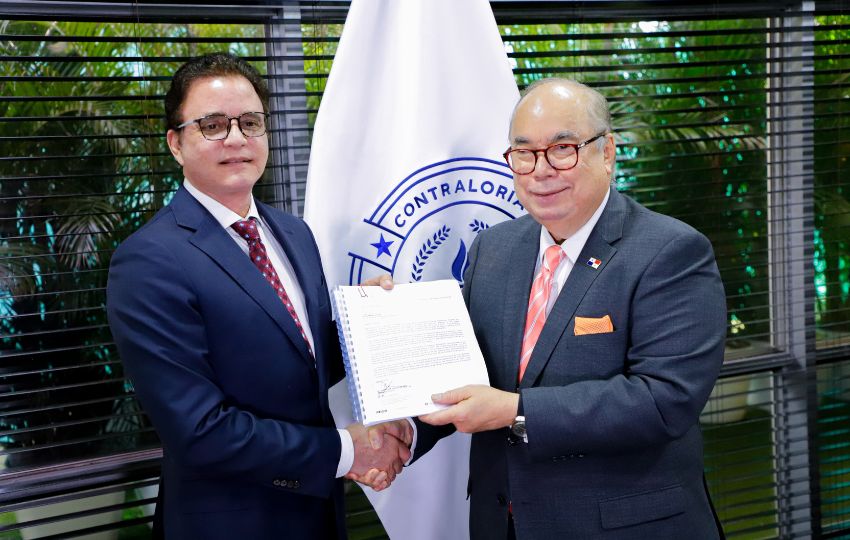 El director de la CSS, Enrique Lau Cortés junto al contralor general, Enrique Lau Cortés. Foto: Cortesía