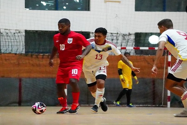 Alfonso Maquensi de Panamá (10), durante el amistoso contra Venezuela. Foto: Fepafut