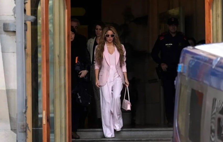 La cantante Shakira a su salida de la Audiencia de Barcelona. Foto: EFE / Enric Fontcuberta