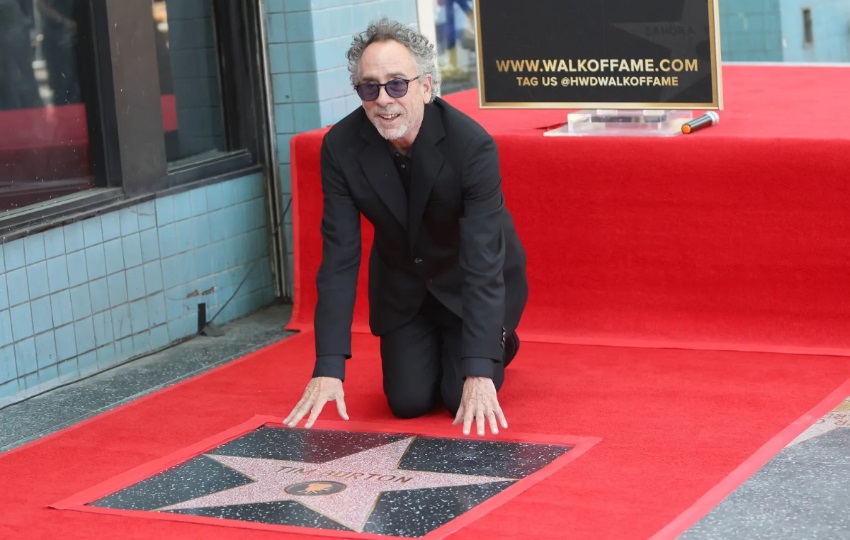 Tim Burton junto a su estrella en el Paseo de la Fama de Hollywood en Los Ángeles, California (EE.UU.). Foto: EFE / Nina Prommer