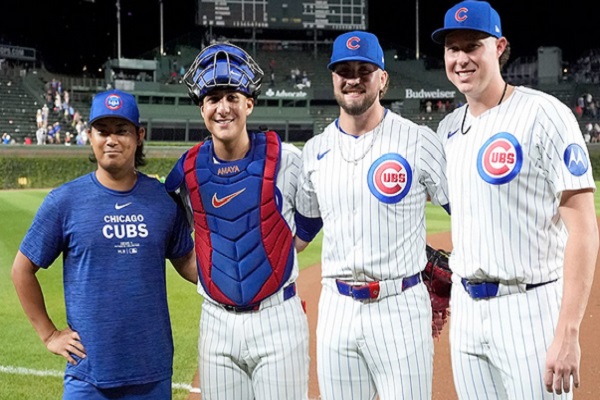 El receptor panameño Miguel Amaya, junto a los lanzadores, el  japonés Shota Imanaga,  Porter Hodge y Nate Pearson. Foto: MLB