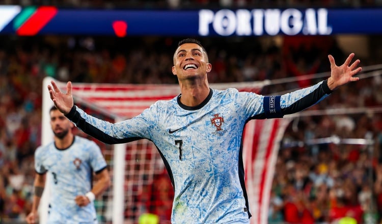 El delantero portugués Cristiano Ronaldo alcanzó los 900 goles al anotar a Croacia. Foto: EFE