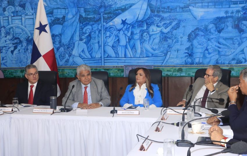 El presidente, José Raúl Mulino, se reunió con los jefes de bancada. Foto: Cortesía