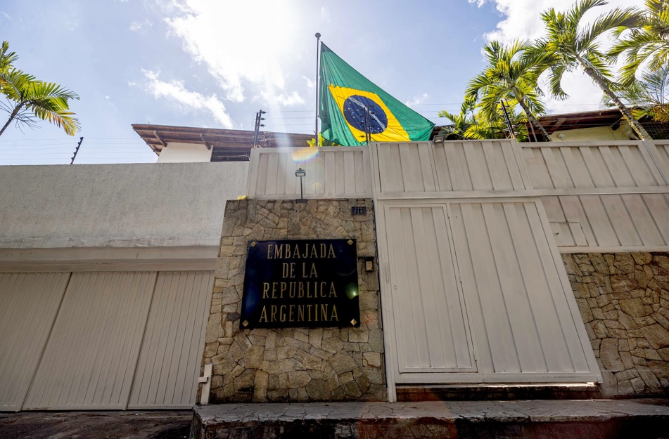  Fotografía de archivo que muestra la bandera de Brasil izada en la Embajada de Argentina en Caracas. Foto: EFE