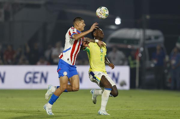 Juan José Cáceres  de Paraguay (izq.) disputa el balón con Vinícius Júnior de Brasil . Foto:EFE