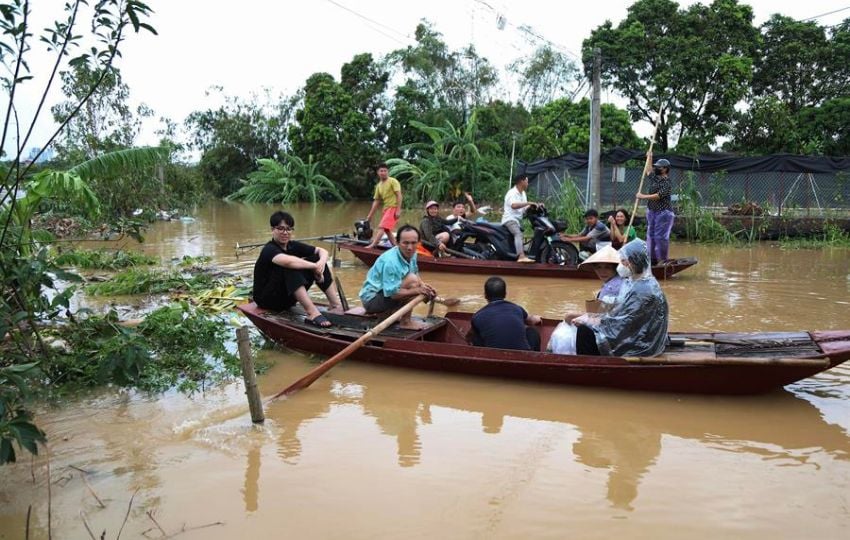 Residentes locales son evacuados en una calle inundada en Hanoi. Foto: EFE