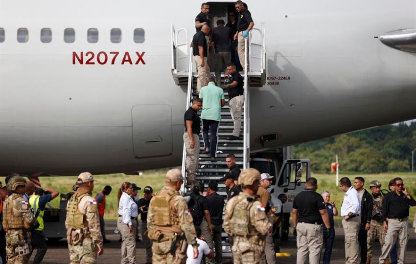 Ciudadanos indios suben a un avión durante la salida de un vuelo parte de un plan de deportación de extranjeros ilegales. Foto: EFE