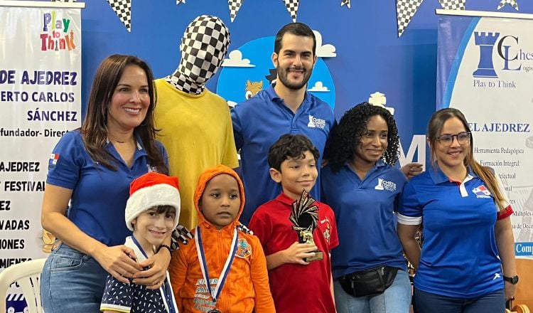 Rey Enigma con jugadores de ajedrez. Foto: Cortesía