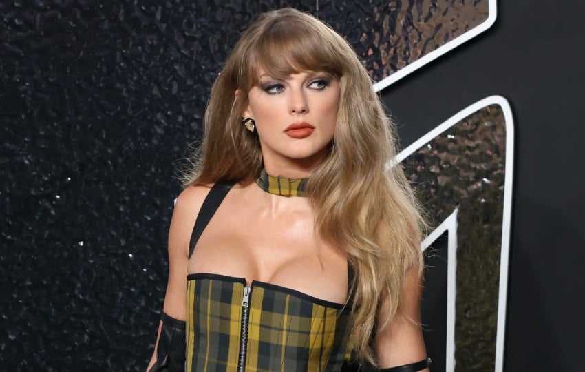 Taylor Swift posa durante la alfombra roja de los MTV Video Music Awards 2024. Foto:  EFE / Octavio Guzmán