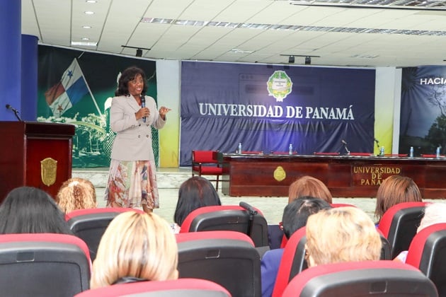 La ministra Lucy Molinar autorizó que las direcciones regionales sean puestas a concurso. Foto: Cortesía Meduca