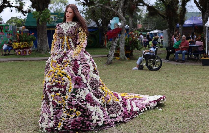 Maniquí vestido con un traje hecho de flores. Foto: EFE