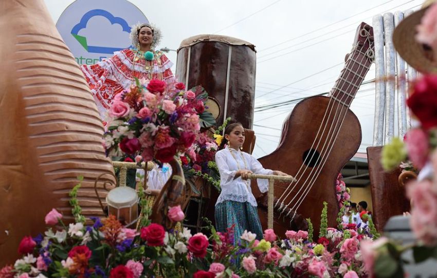 Dos mujeres ataviadas con el traje folclórico de Panamá, bailan sobre una carroza durante el desfile de la octava edición de la 