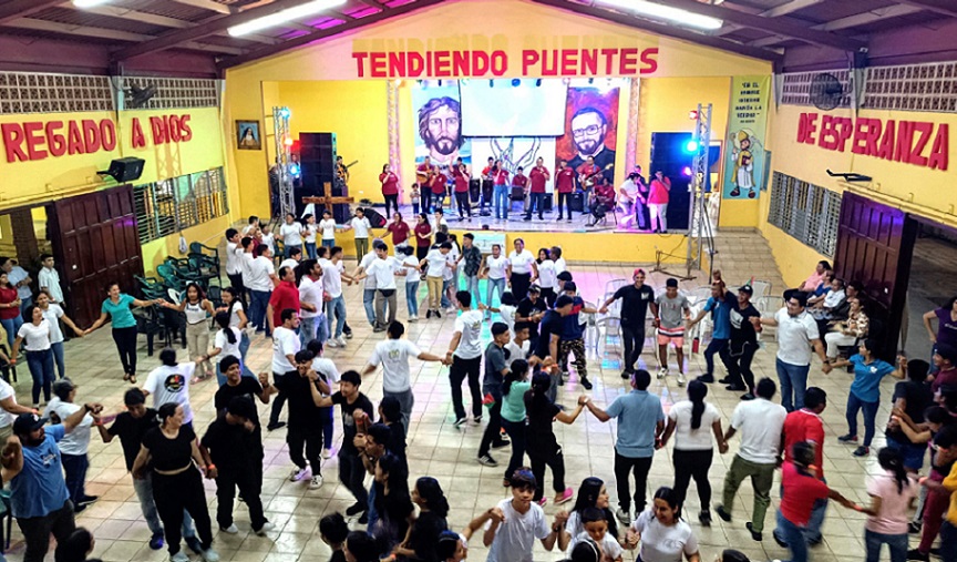 Los jóvenes comenzaron a congregarse desde el pasado viernes en el Salón Santa Mónica. Foto: Thays Domínguez