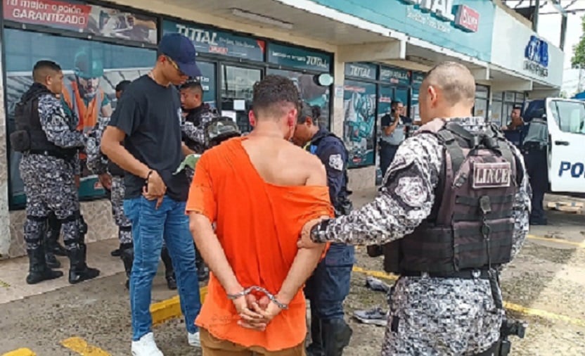 El detenido manejaba como loco poniendo en riesgo la vida de centenares de peatones. Foto: Melquiades Vásquez. 