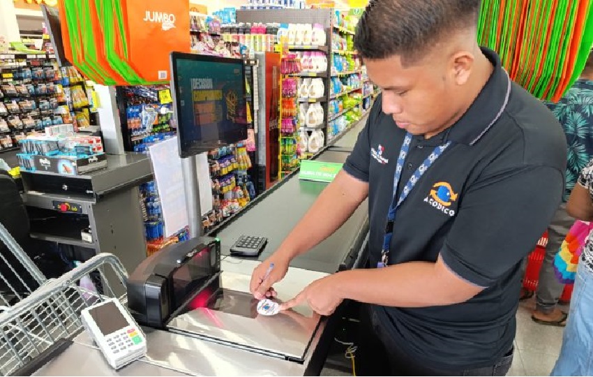 Las balanzas o pesas sean manuales o electrónicas, deben cumplir con las tolerancias permitidas, si tienen la información en kilogramos deben pesar en kilogramos y no en libras. Foto. Acodeco