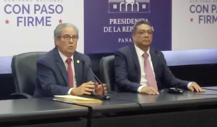 El ministro de Salud, Fernando Boyd, y el director designado de la CSS, Dino Mon, brindan detalles de la primera jornada de las conversaciones celebradas este lunes.  Francisco Paz