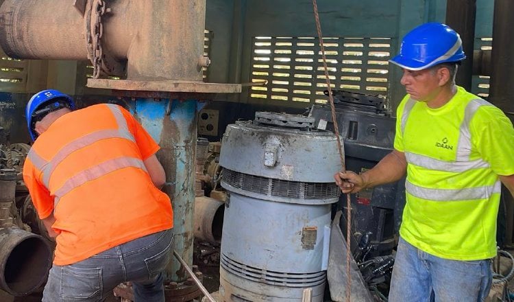 Personal técnico labora en una reparación en la planta de bombeo de la potabilizadora Rufina Alfaro. Cortesía Idaan