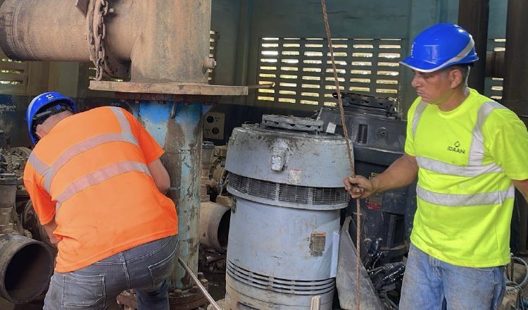 Personal técnico labora en una reparación en la planta de bombeo de la potabilizadora Rufina Alfaro. Cortesía Idaan