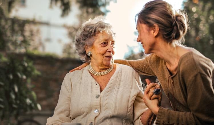 Las adultas mayores necesitan socializar y evitar el aislamiento.