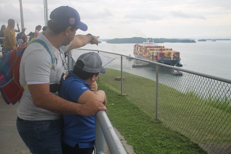 Un niño autista observa el tránsito de un barco por las  esclusas de Agua Clara Foto: Diomedes Sánchez 