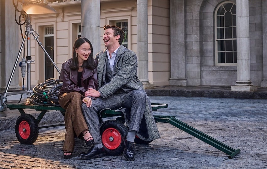 Yerin Ha y Luke Thompson. Foto: Gavin Bond / Netflix