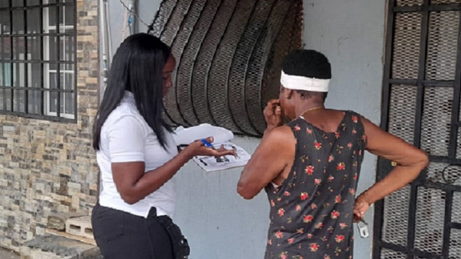 Con las visitas se busca aclarar a  la población, las dudas sobre el dengue. Foto: Diomedes Sánchez  