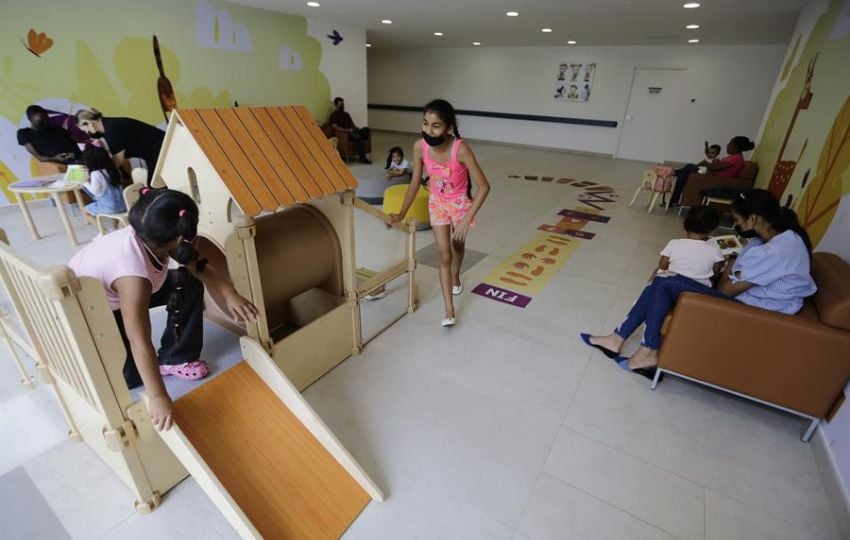 Niños jugando en las instalaciones del Hospital Pediátrico de Alta Complejidad. Foto: EFE