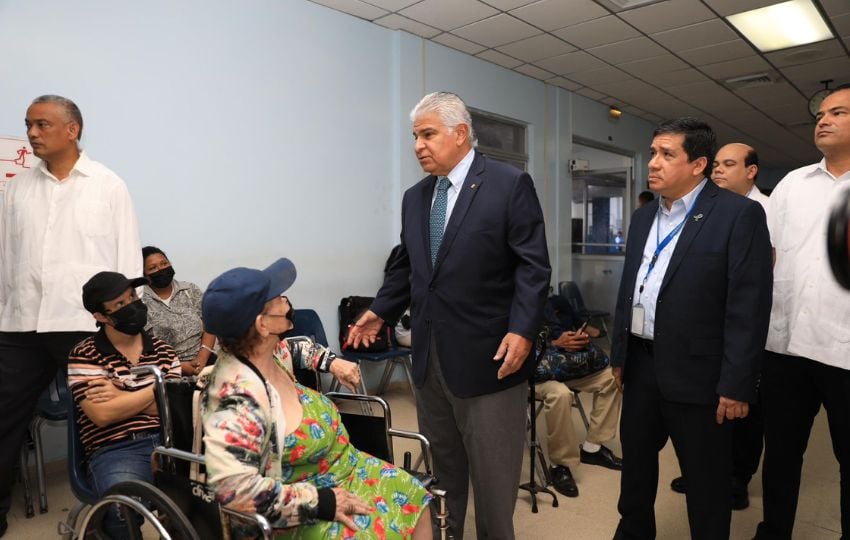 El presidente José Raúl Mulino realizó un recorrido por el Complejo Hospitalario Dr. Arnulfo Arias Madrid. Foto: Cortesía