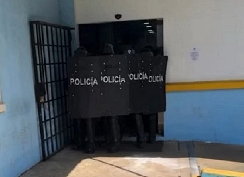  Los agentes de Control de Multitudes se colocaron en la entrada, a fin de evitar que los manifestantes ingresaran a la institución. Foto: Diomedes Sánchez