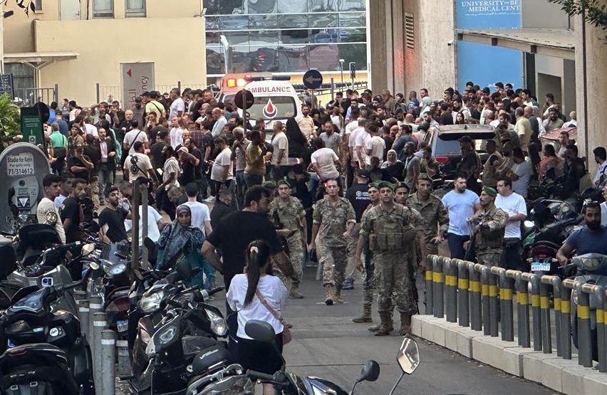 Soldados libaneses y miembros de Hezbolá se reúnen afuera de un hospital donde se transportaba a personas heridas el día del incidente. Foto: Archivo