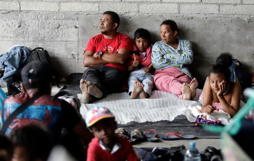 Migrantes de diversas nacionalidades toman un descanso en su paso por la ciudad de Puebla (México). Foto: EFE