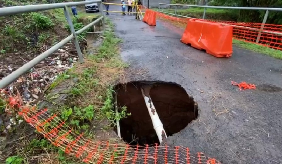 Este puente se mantiene cerrado al paso de vehículos y peatones, lo cual ha complicado la movilización de los residentes del área. Foto: Eric A. Montenegro