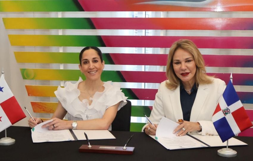 La ministra de Cultura de Panamá, María Eugenia Herrera, junto a su homóloga dominicana, Milagros Germán. Foto: Cortesía