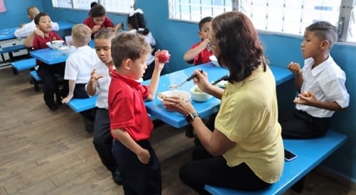 El propósito del programa es ofrecer desayunos y almuerzos balanceados y saludables a los estudiantes.