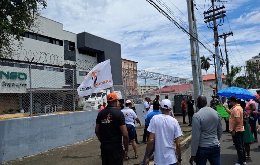 El Movimiento denominado Justicia Social anunció interponer una demanda por el mal servicio eléctrico, en la que varias personas firmaron.  Foto. Diomedes Sánchez