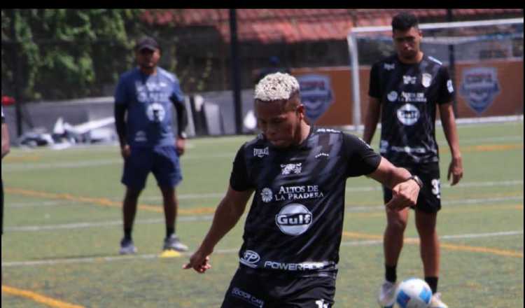 Jugadores del CAI de La Chorerra reciben al Tauro FC. Foto: FPF