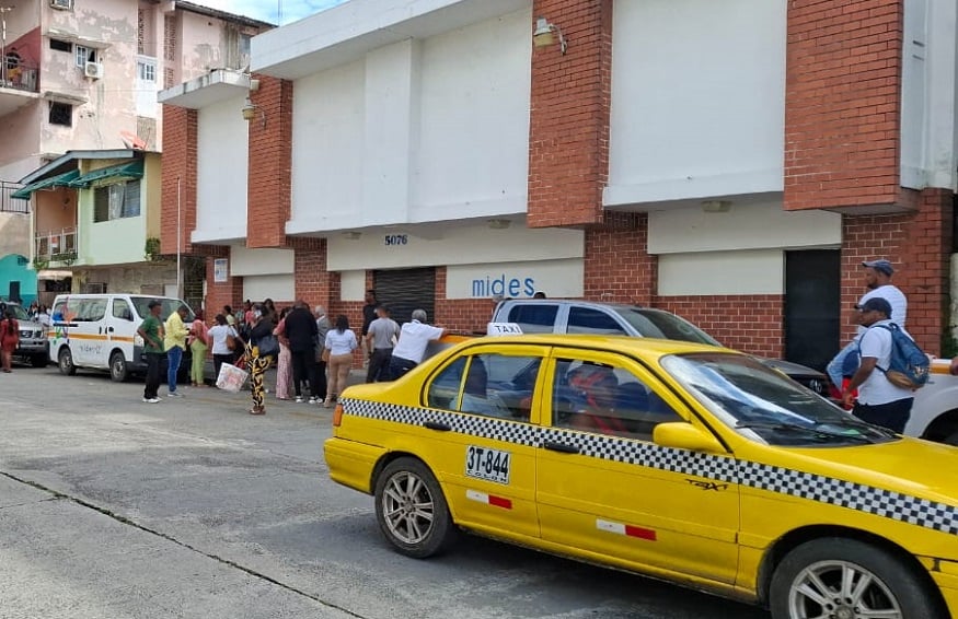 La entrada principal de la institución se mantuvo cerrada, hasta que se logró un acuerdo. Foto: Diomedes Sánchez . 