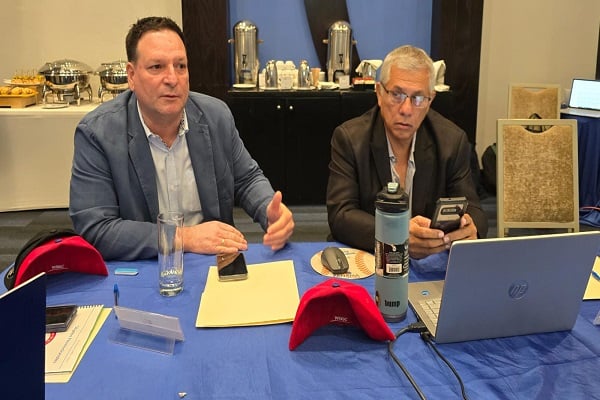 David Salayandia (der.) presidente de la AMB y Nemesio Porras, presidente de la Federación de béisbol de Nicaragua. Foto: EFE