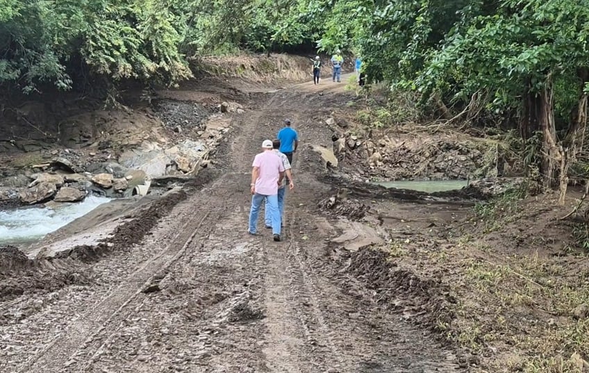  El vado  destruido dejó sin comunicación vial a las comunidades como El Hato y Llano Abajo. Foto: Thays Domínguez