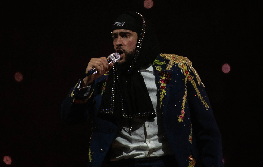 Bad Bunny en su concierto de cierre de la gira ‘Most Wanted Tour’, en el coliseo de Puerto Rico, en San Juan (Puerto Rico). Foto: EFE / Enid M. Salgado Mercado