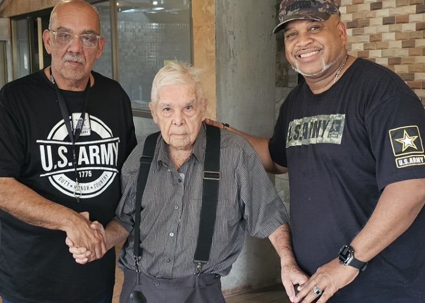 El Sargento Retirado Esteban Blis (der.) y el ex Sargento Gómez (izq.) visitaron a José A. León (centro) en su residencia en Arraiján. Foto: Cortesía.