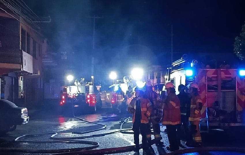 Unas 19 unidades del cuerpo de bomberos trabajaron en la extinción del fuego, donde se produjeron varias explosiones en el local comercial.  Foto. Thays Domínguez