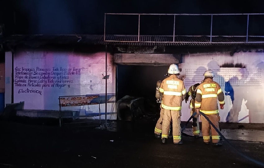 Unas 19 unidades del cuerpo de bomberos trabajaron en la extinción del fuego, donde se produjeron varias explosiones en el local comercial.  Foto. Thays Domínguez