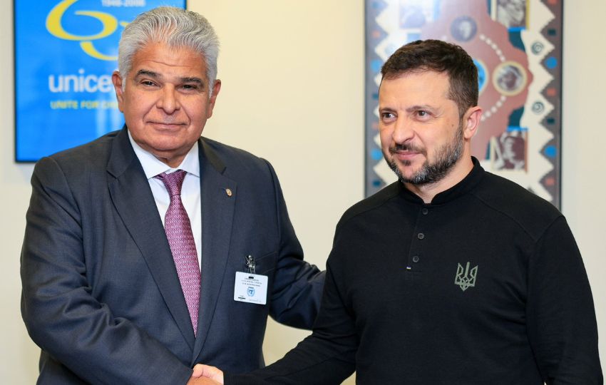 El presidente de Panamá, José Raúl Mulino junto a su homólogo de Ucrania, Volodímir Zelenski. Foto: Cortesía